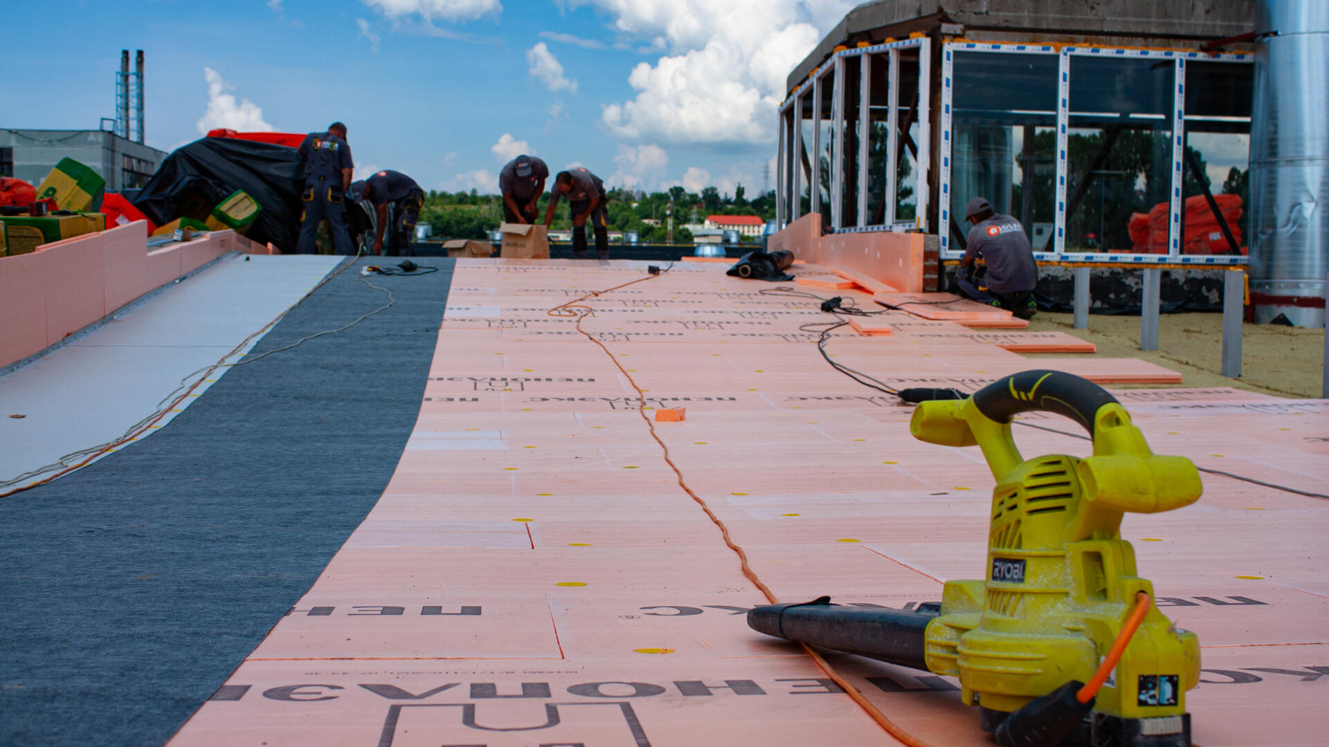 Roofing of the production facility at the Columna street